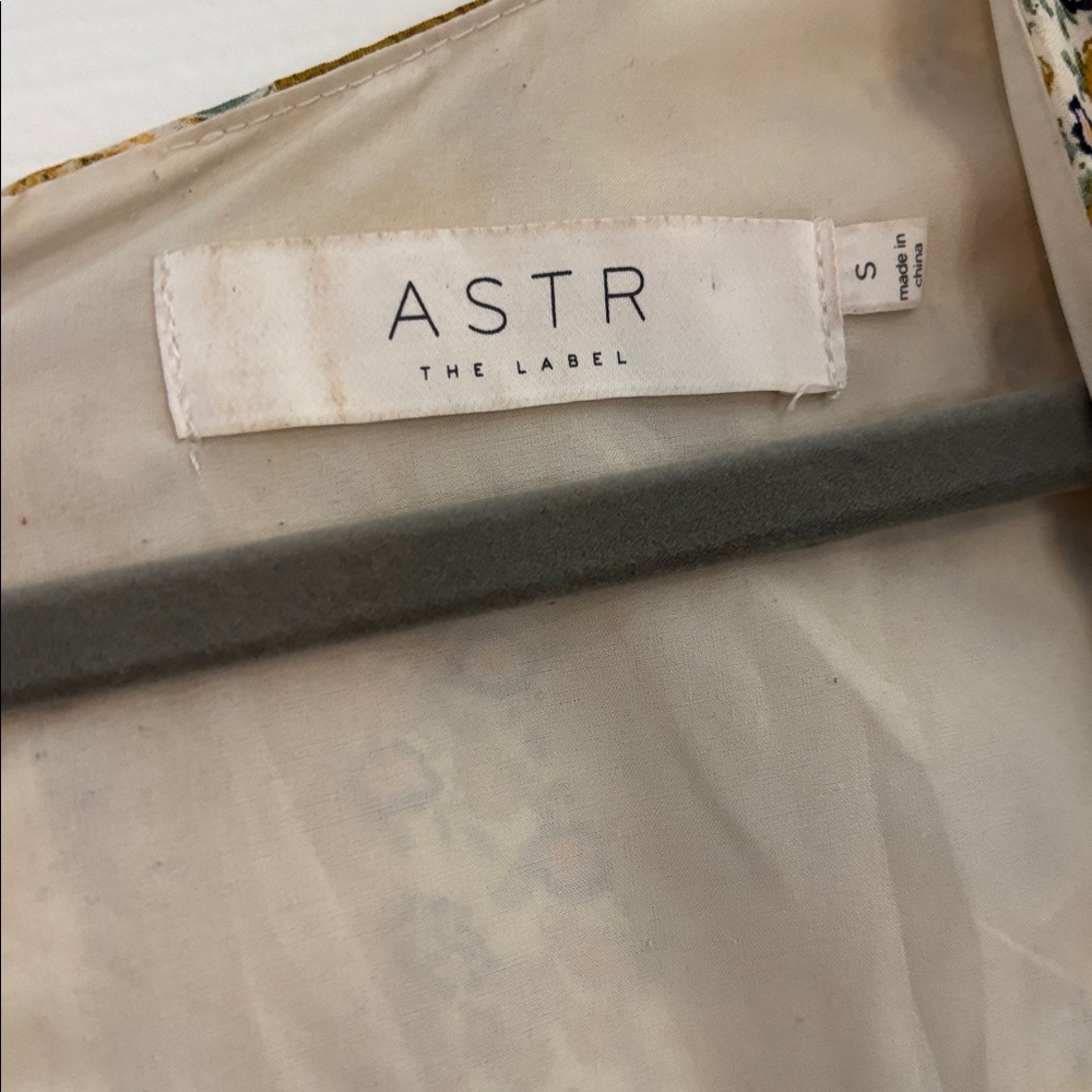 ASTR The Label Lucky Me Daisy Floral Ruched Mini Dress in Mustard Yellow Blue S - Picture 3 of 8